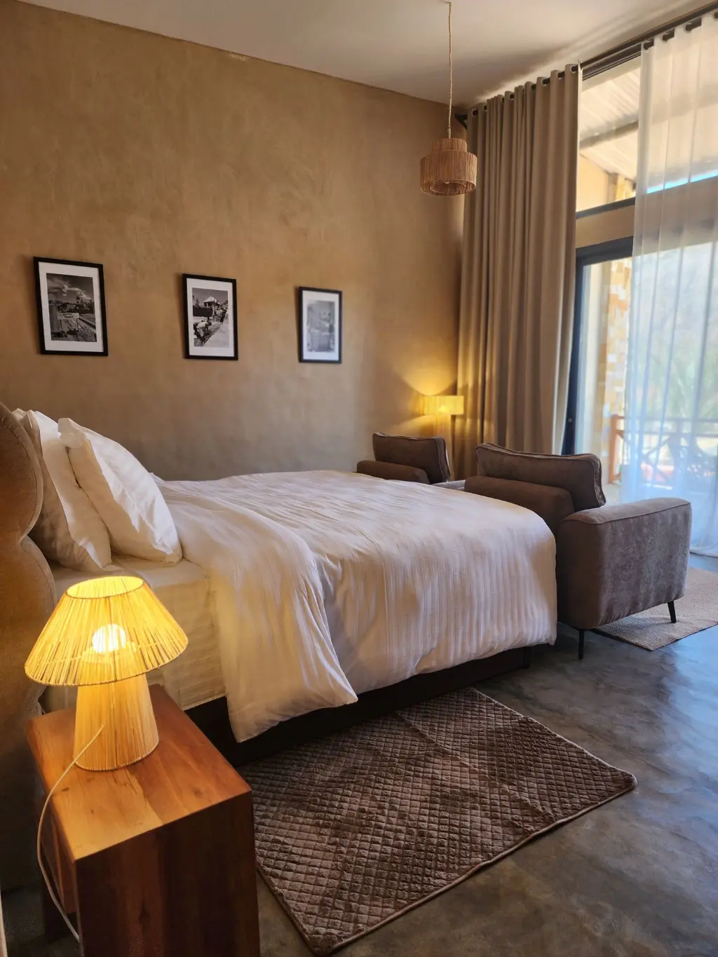 Vue sur le lit king size et le salon 