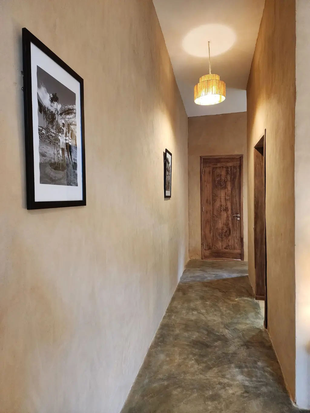 photo couloir suite avec les tableaux noir et blanc sur le mur de la suite signature