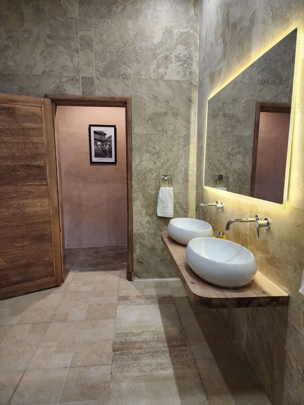 photo de la salle de bain avec un grand miroir retroeclairé design