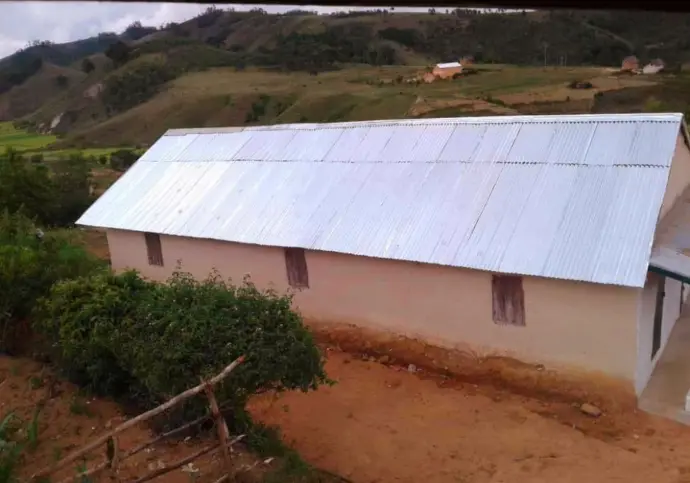 Après l’action RAGON : toit d’école rénové à Vohitsaoka. Toit rénové d’une école du village de Vohitsaoka après l’intervention de RAGON et de The Anja Reserve Lodge dans le district d’Ambalavao à Madagascar.