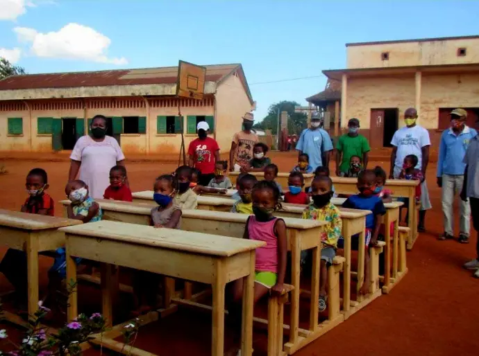Après l’action RAGON : tables-bancs livrés dans une école locale. Élèves installés sur les tables et bancs financés et livrés par RAGON et l’équipe de The Anja Reserve Lodge dans une école locale près d’Anja et d’Ambalavao à Madagascar.