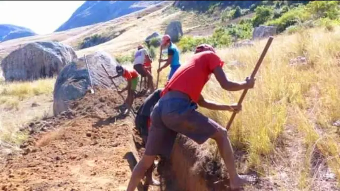 Action RAGON : réhabilitation HIMO d’un canal d’irrigation à Ambinanindovoka. Travaux HIMO financés par RAGON dans le village d’Ambinanindovoka pour réhabiliter un canal d’irrigation destiné aux rizières du district d’Ambalavao à Madagascar.