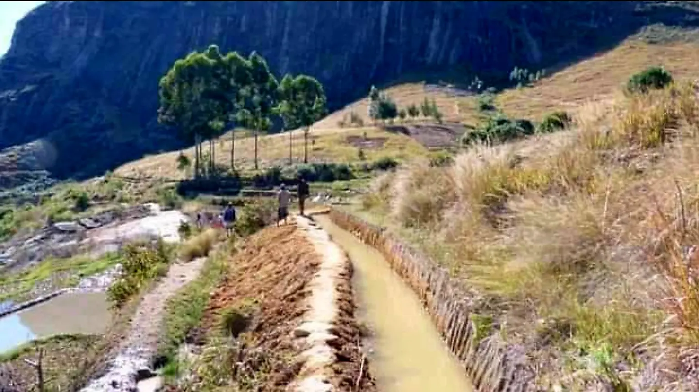 Canal d’irrigation réhabilité pour les rizières d’Ambinanindovoka. Canal d’irrigation réhabilité à Ambinanindovoka grâce au financement de RAGON, pour améliorer l’accès à l’eau des rizières et soutenir les producteurs locaux à Madagascar.