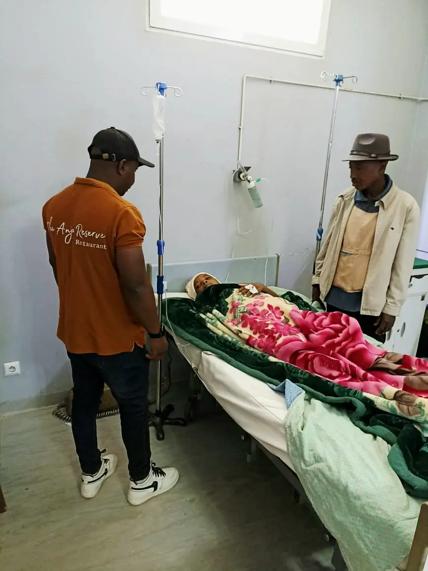 Action sociale RAGON : évacuation médicale Ambalavao-Fianarantsoa. Équipe de RAGON et de The Anja Reserve Lodge au chevet d’une femme prise en charge à l’hôpital de Fianarantsoa après une urgence médicale liée à l’accouchement.