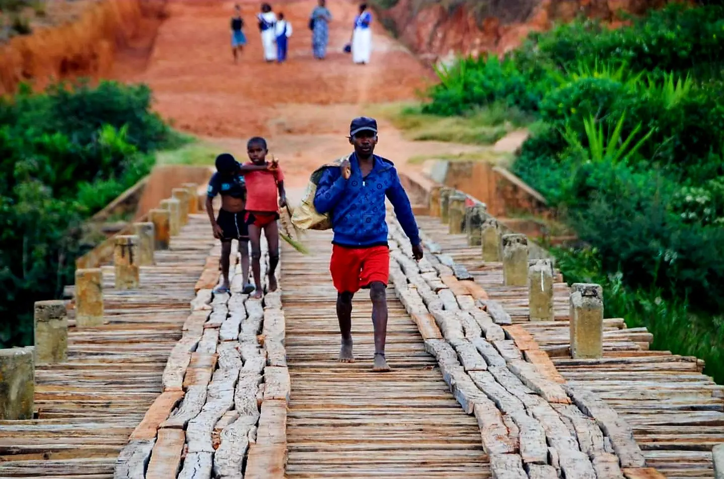 Après l’action RAGON : pont reconstruit pour les villages isolés. Pont reconstruit par RAGON après le cyclone Batsirai, permettant aux villages isolés de circuler et de vendre leurs récoltes de riz à Madagascar.