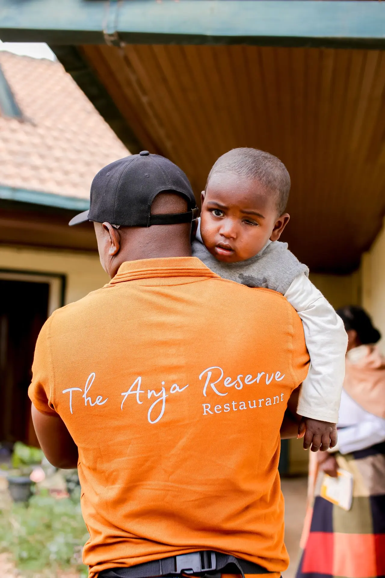 Action sociale RAGON : accompagnement médical d’un enfant à Fianarantsoa. Équipe de RAGON et de The Anja Reserve Lodge accompagnant un enfant pour un suivi ophtalmologique à Fianarantsoa, dans le cadre d’une action sociale près d’Anja et d’Ambalavao.