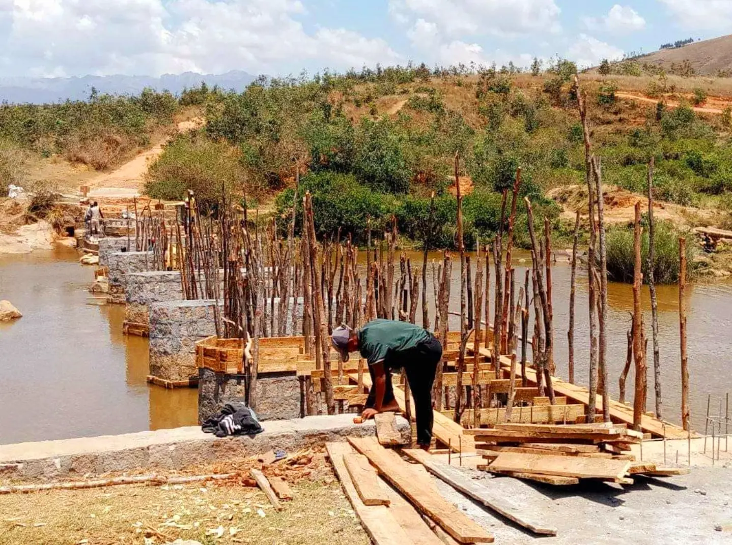 Avant l’action RAGON : pont détruit après le cyclone Batsirai. Pont endommagé après le cyclone Batsirai en 2022, avant sa reconstruction par RAGON pour rétablir l’accès des villages isolés aux marchés et aux rizières à Madagascar.