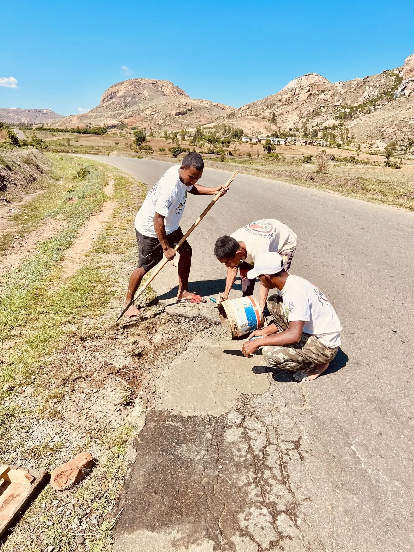 Action RAGON : réparation de la RN7 entre Ambalavao et Anja Reserve. Communauté locale réparant les trous de la RN7 entre Ambalavao et Anja Reserve, dans une action financée par RAGON avec l’appui des pouvoirs publics à Madagascar.