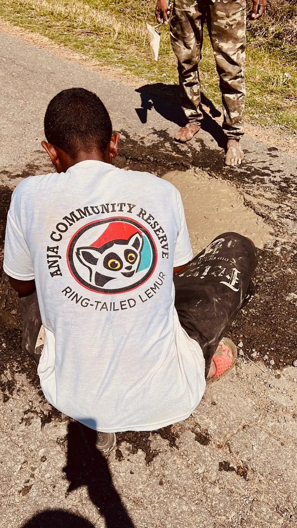 Travaux sur la route Ambalavao-Anja pour améliorer l’accès touristique. Travaux communautaires financés par RAGON pour améliorer les 12 km de route entre Ambalavao et Anja Community Reserve, afin de faciliter l’accès des touristes à la réserve.