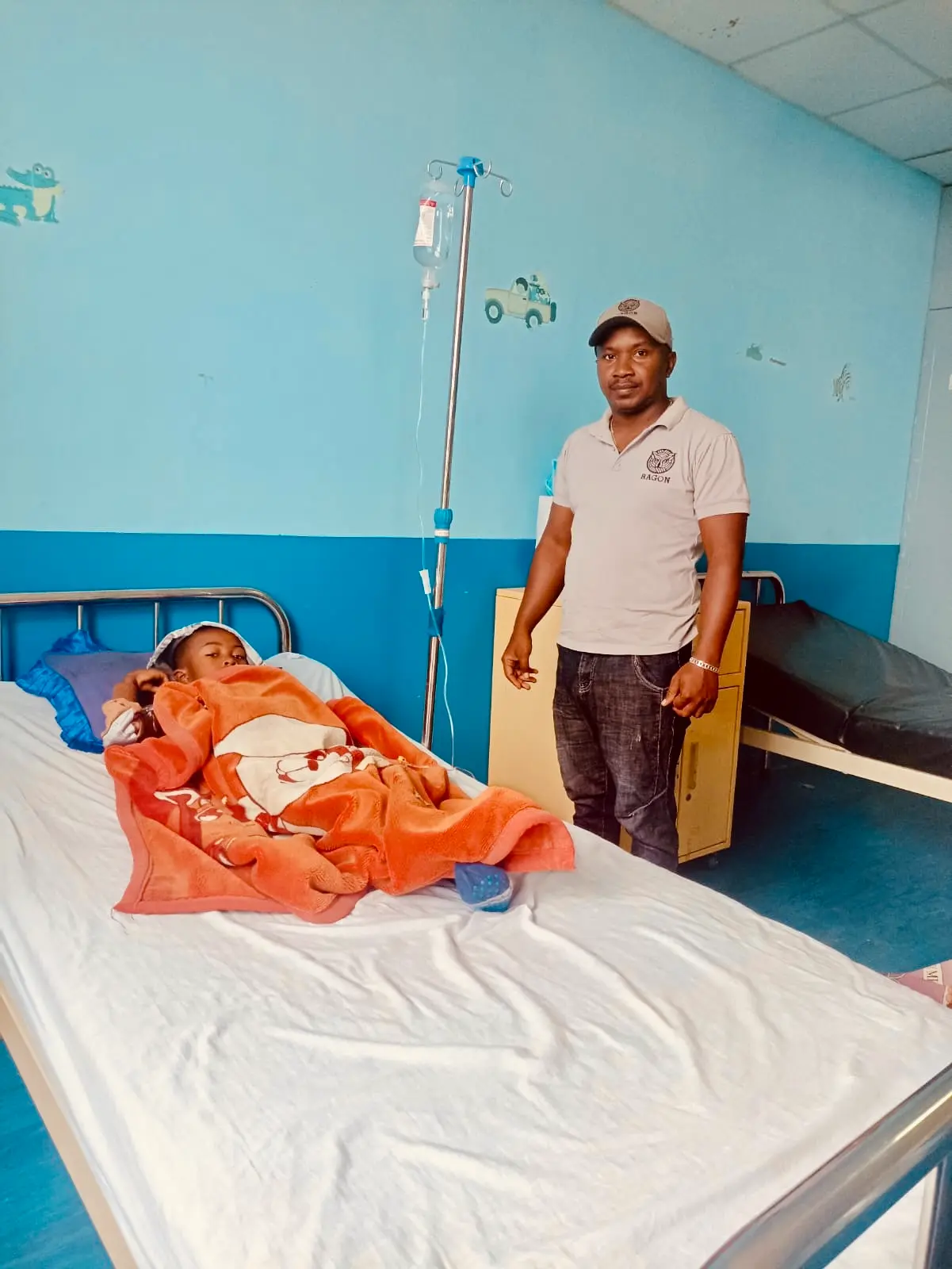 Après l’action RAGON : opération réussie et suivi à Fianarantsoa. Équipe de RAGON auprès d’un enfant après une opération chirurgicale réussie à Fianarantsoa, dans le cadre des actions sociales de The Anja Reserve Lodge.