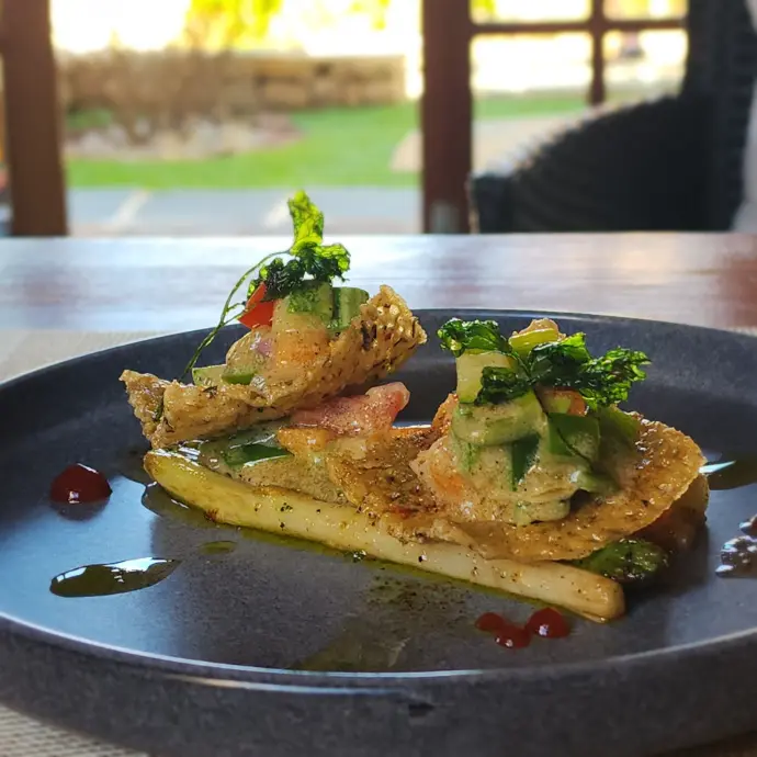Plat raffiné de cuisine malgache servi au The Anja Reserve Lodge près de la Réserve d’Anja à Ambalavao