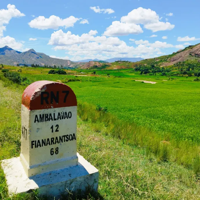 Borne RN7 près d’Ambalavao avec paysage rural du sud de Madagascar, proche de la Réserve d’Anja
