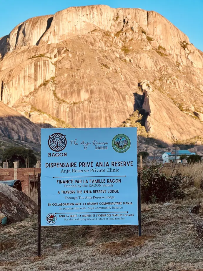 Le Dispensaire Privé Anja Reserve est financé par la famille RAGON à travers The Anja Reserve Lodge. Pancarte du Dispensaire Privé Anja Reserve financé par la famille RAGON