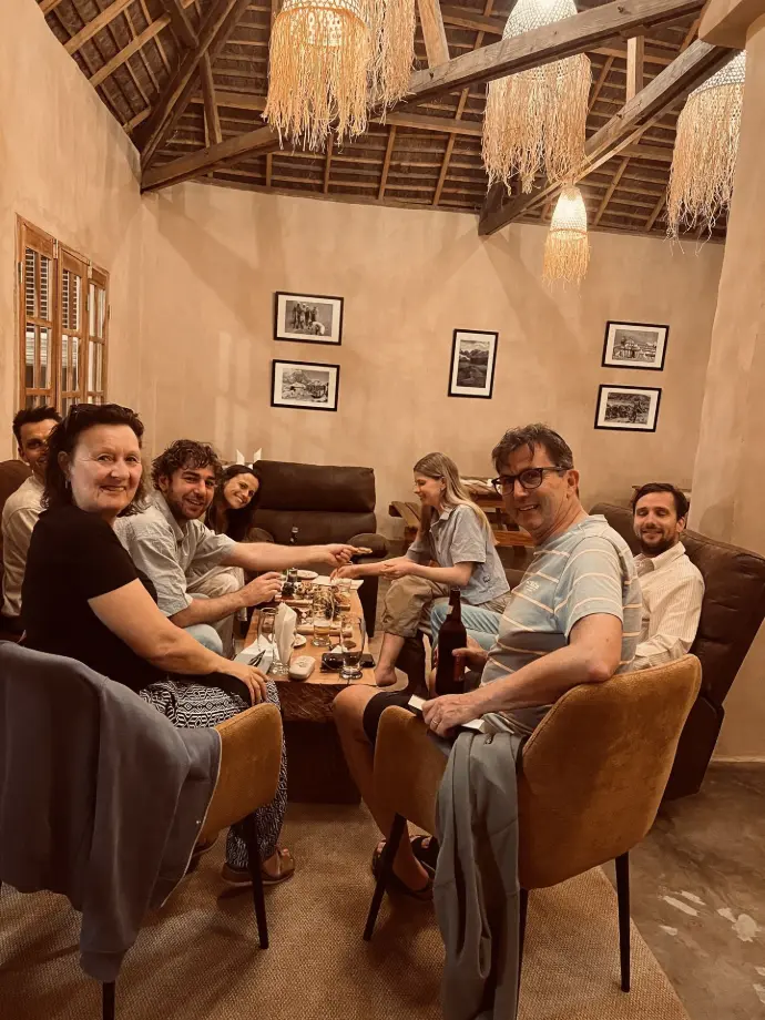 Un moment convivial et premium pour déjeuner près de la Réserve d’Anja, au cœur de la RN7 malgache. Voyageurs déjeunant au The Mountain View Restaurant sur la RN7 à Madagascar
