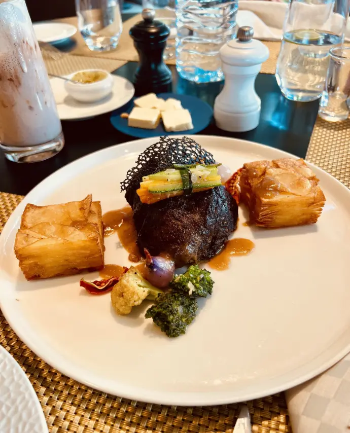 Pavé de zébu raffiné servi au The Mountain View Restaurant, une étape restaurant premium près d’Ambalavao sur la RN7. Pavé de zébu servi au The Mountain View Restaurant près de la Réserve d’Anja