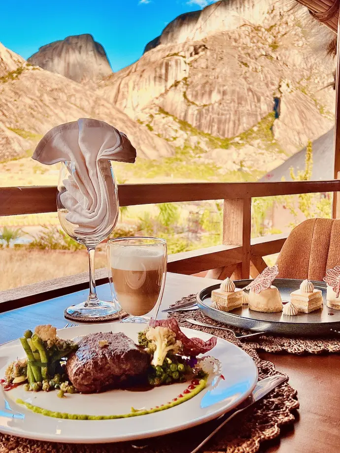 Déjeuner raffiné avec vue sur les montagnes de la Réserve d’Anja au The Anja Reserve Lodge, Ambalavao RN7 Madagascar