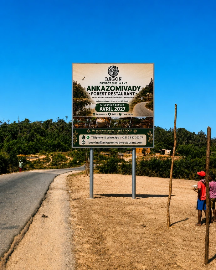 Le futur Ankazomivady Forest Restaurant ouvrira en avril 2027 face à la forêt communautaire. Panneau d’Ankazomivady Forest Restaurant installé sur la RN7 à Ambalamanakana